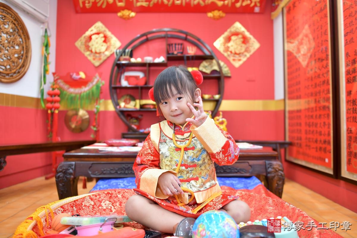傳家手工印章桃園店、抓周、度晬、中國風會場、抓周道具物品、抓周證書、滿周歲、小宏寶寶、桃園市、拍照、生日快樂