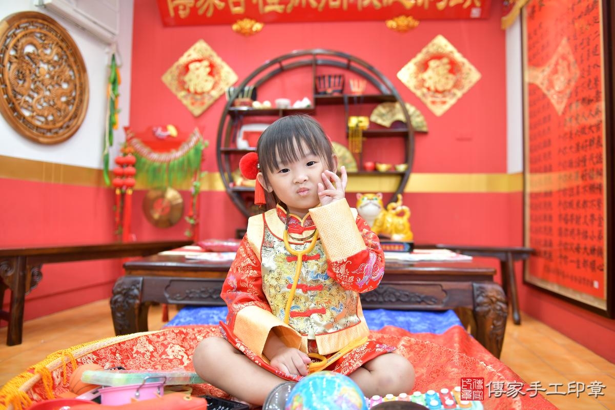 傳家手工印章桃園店、抓周、度晬、中國風會場、抓周道具物品、抓周證書、滿周歲、小宏寶寶、桃園市、拍照、生日快樂