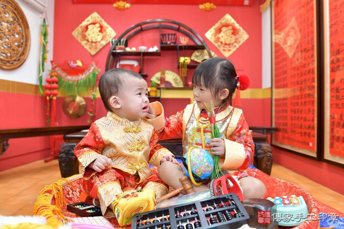 傳家手工印章桃園店、抓周、度晬、中國風會場、抓周道具物品、抓周證書、滿周歲、小宏寶寶、桃園市、拍照、生日快樂