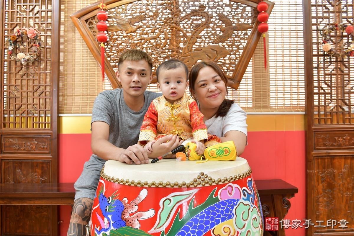 傳家手工印章桃園店、抓周、度晬、中國風會場、抓周道具物品、抓周證書、滿周歲、小宏寶寶、桃園市、拍照、生日快樂