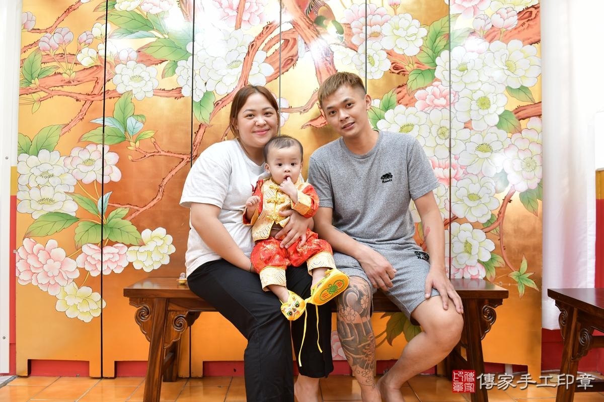傳家手工印章桃園店、抓周、度晬、中國風會場、抓周道具物品、抓周證書、滿周歲、小宏寶寶、桃園市、拍照、生日快樂