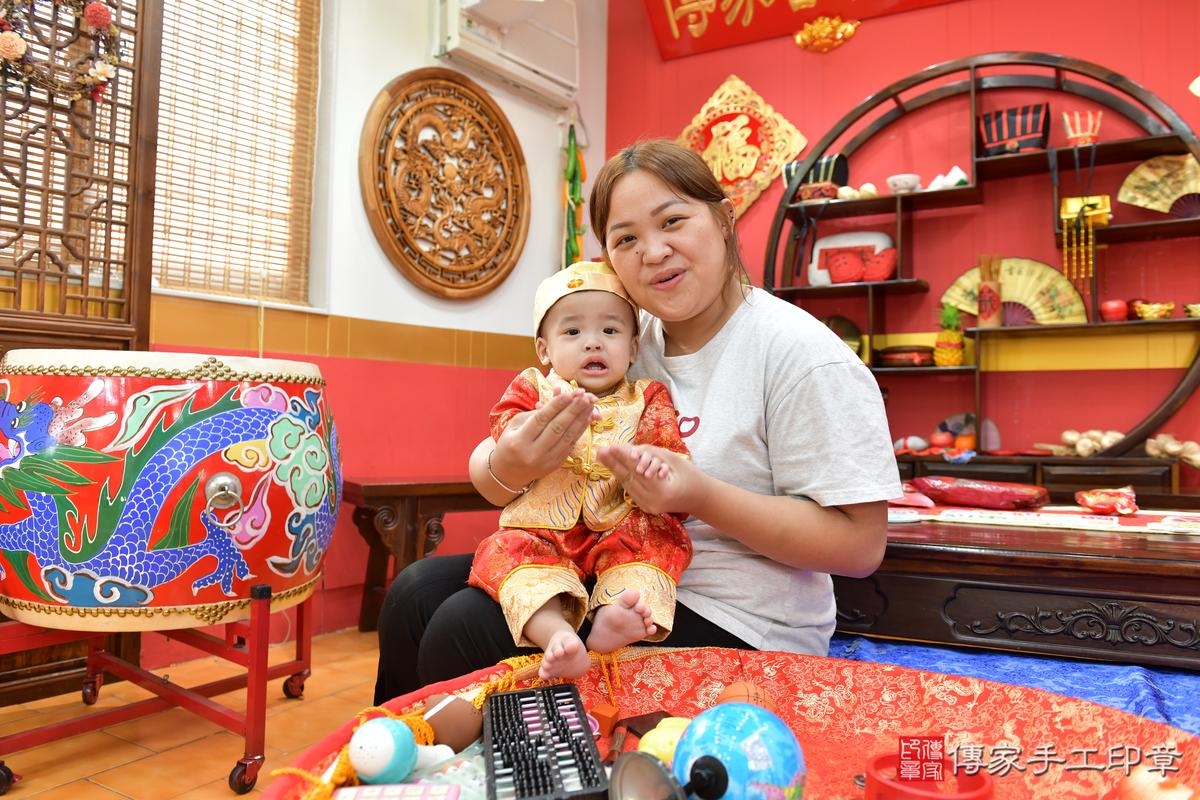 傳家手工印章桃園店、抓周、度晬、中國風會場、抓周道具物品、抓周證書、滿周歲、小宏寶寶、桃園市、拍照、生日快樂