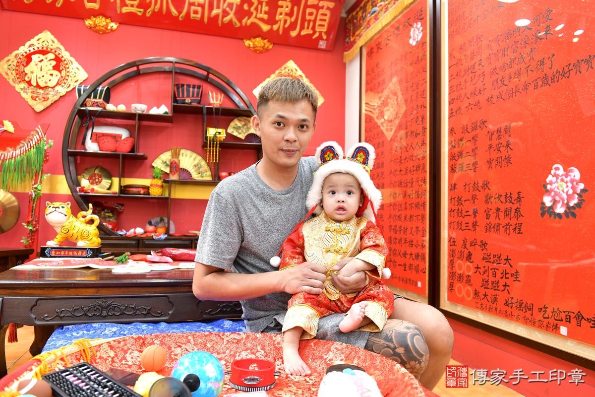 傳家手工印章桃園店、抓周、度晬、中國風會場、抓周道具物品、抓周證書、滿周歲、小宏寶寶、桃園市、拍照、生日快樂