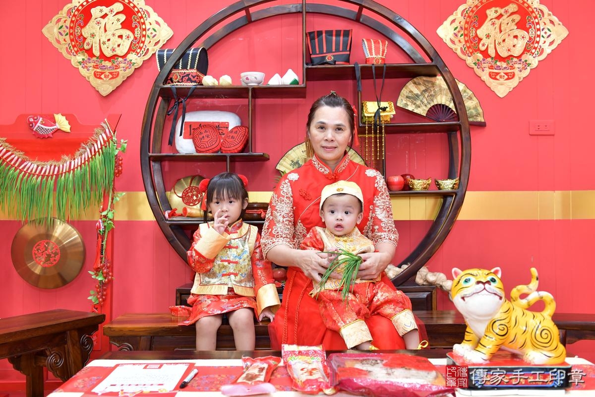 傳家手工印章桃園店、抓周、度晬、中國風會場、抓周道具物品、抓周證書、滿周歲、小宏寶寶、桃園市、拍照、生日快樂