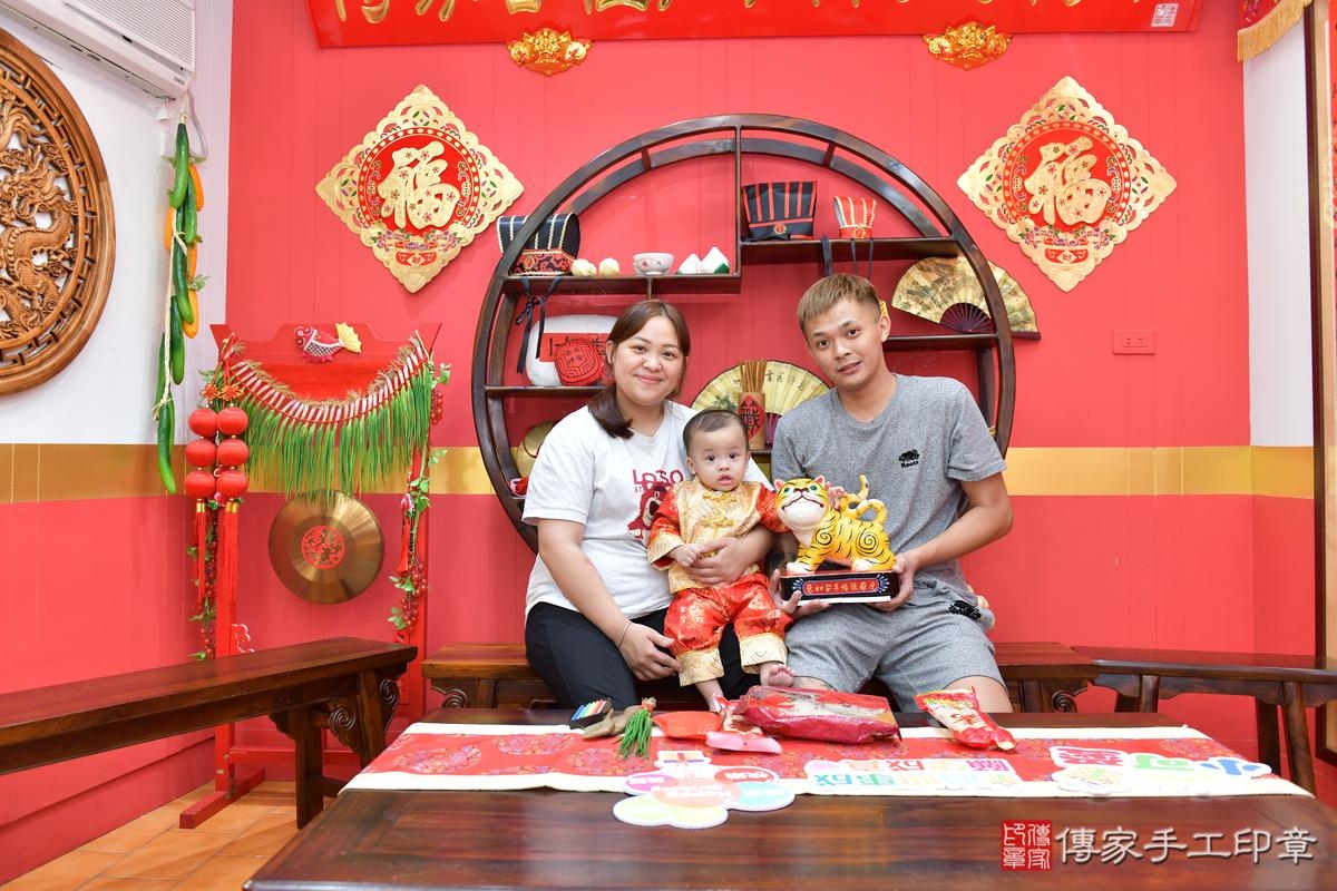 傳家手工印章桃園店、抓周、度晬、中國風會場、抓周道具物品、抓周證書、滿周歲、小宏寶寶、桃園市、拍照、生日快樂
