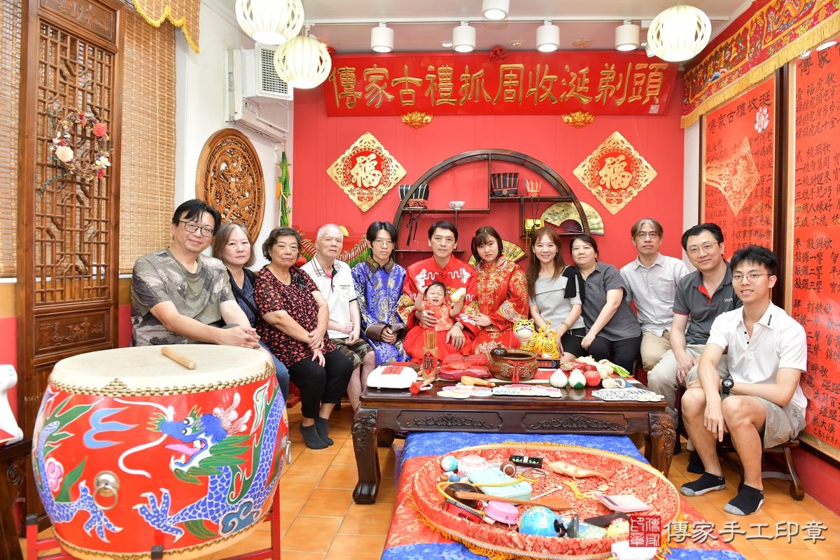 傳家手工印章桃園店、抓周、度晬、中國風會場、抓周道具物品、抓周證書、滿周歲、恩恩寶寶、桃園市、拍照、生日快樂