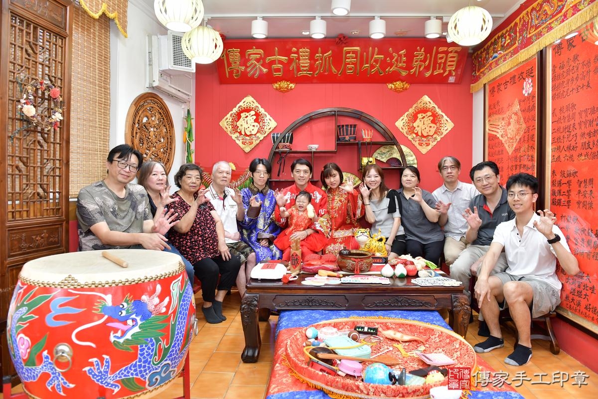 傳家手工印章桃園店、抓周、度晬、中國風會場、抓周道具物品、抓周證書、滿周歲、恩恩寶寶、桃園市、拍照、生日快樂