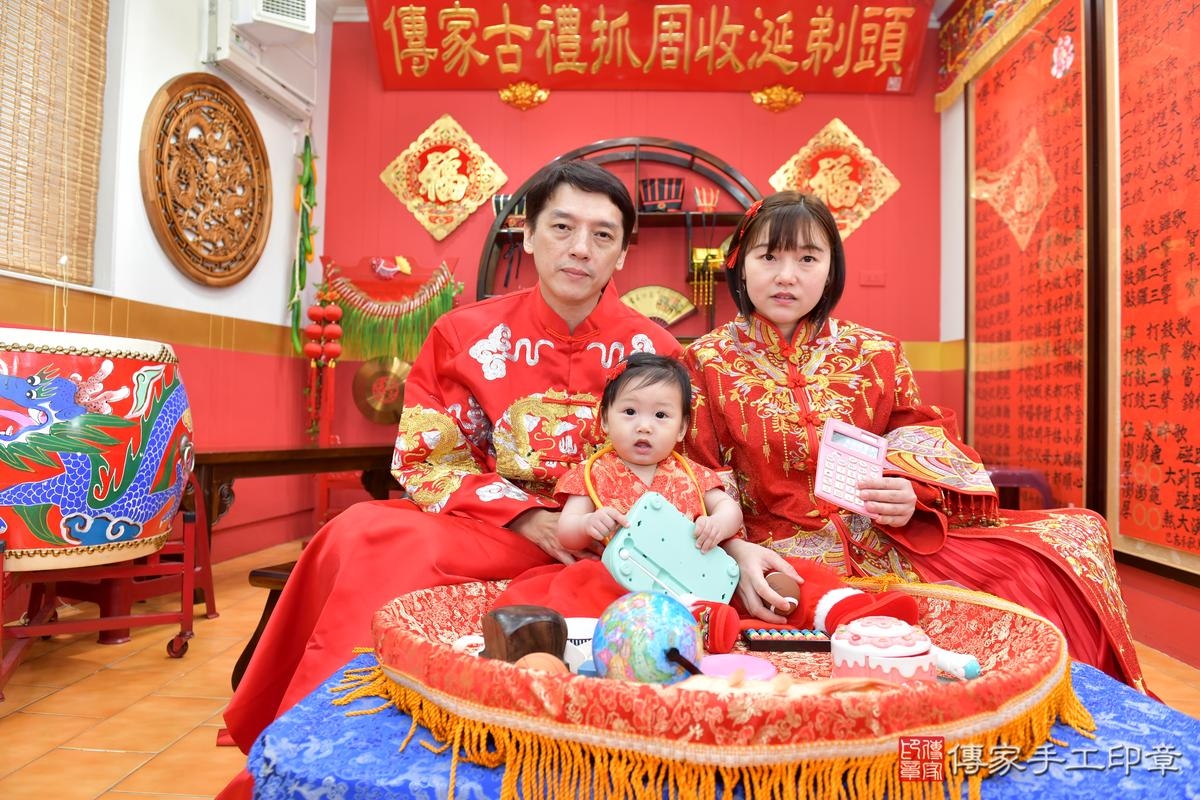 傳家手工印章桃園店、抓周、度晬、中國風會場、抓周道具物品、抓周證書、滿周歲、恩恩寶寶、桃園市、拍照、生日快樂