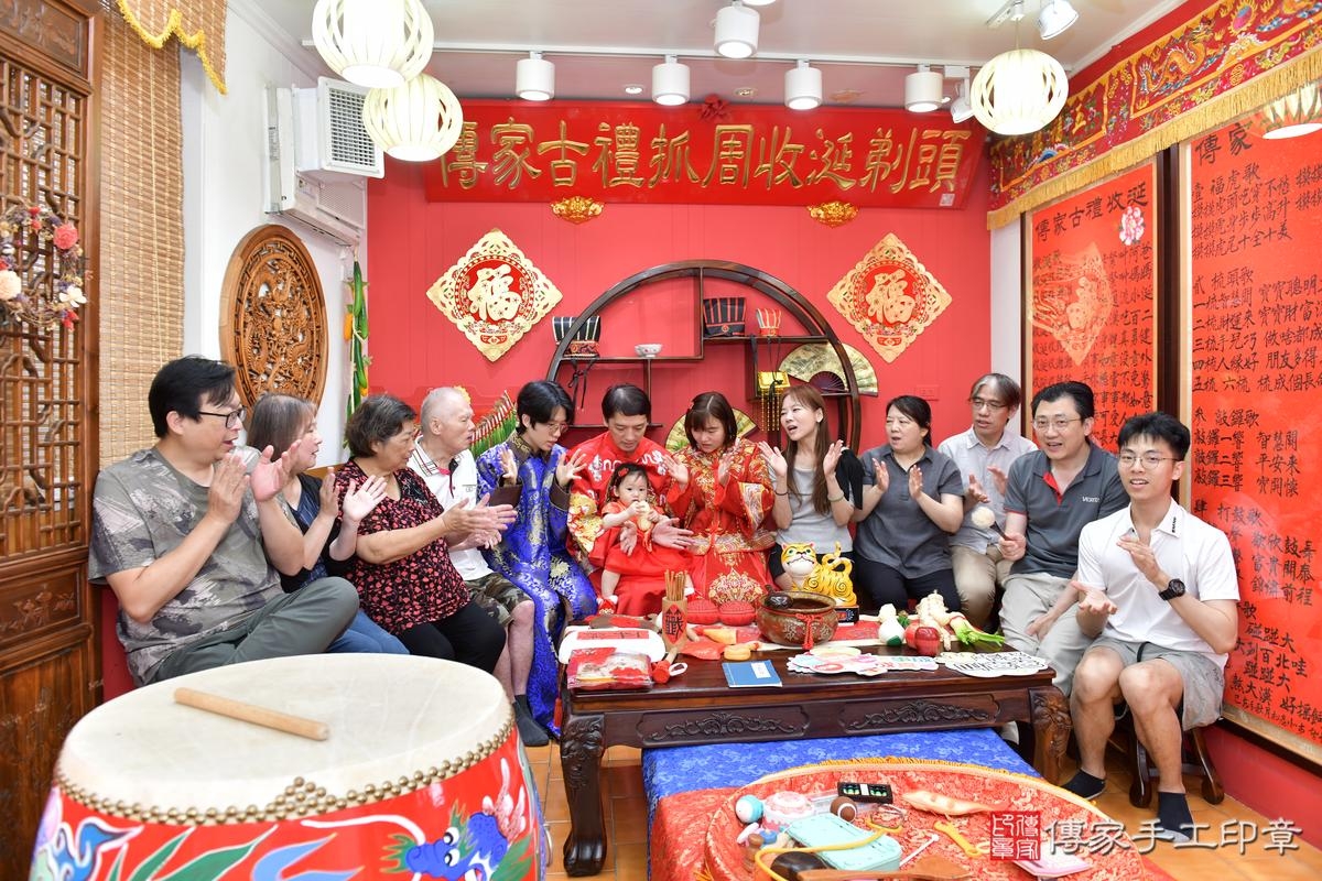 傳家手工印章桃園店、抓周、度晬、中國風會場、抓周道具物品、抓周證書、滿周歲、恩恩寶寶、桃園市、拍照、生日快樂