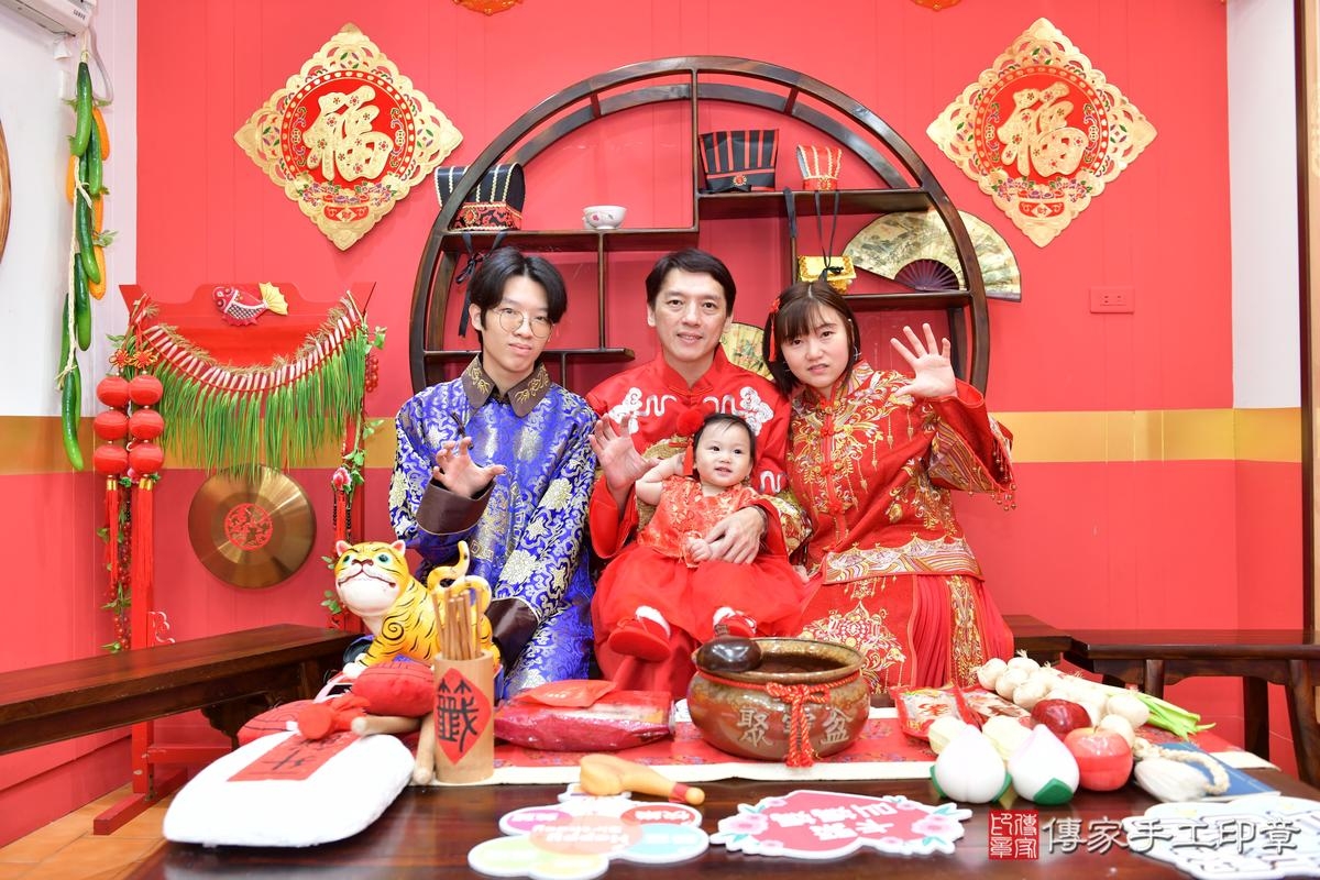 傳家手工印章桃園店、抓周、度晬、中國風會場、抓周道具物品、抓周證書、滿周歲、恩恩寶寶、桃園市、拍照、生日快樂