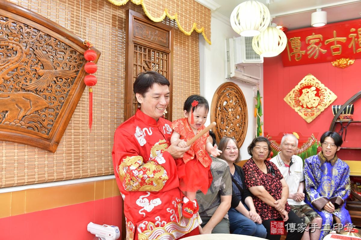 傳家手工印章桃園店、抓周、度晬、中國風會場、抓周道具物品、抓周證書、滿周歲、恩恩寶寶、桃園市、拍照、生日快樂