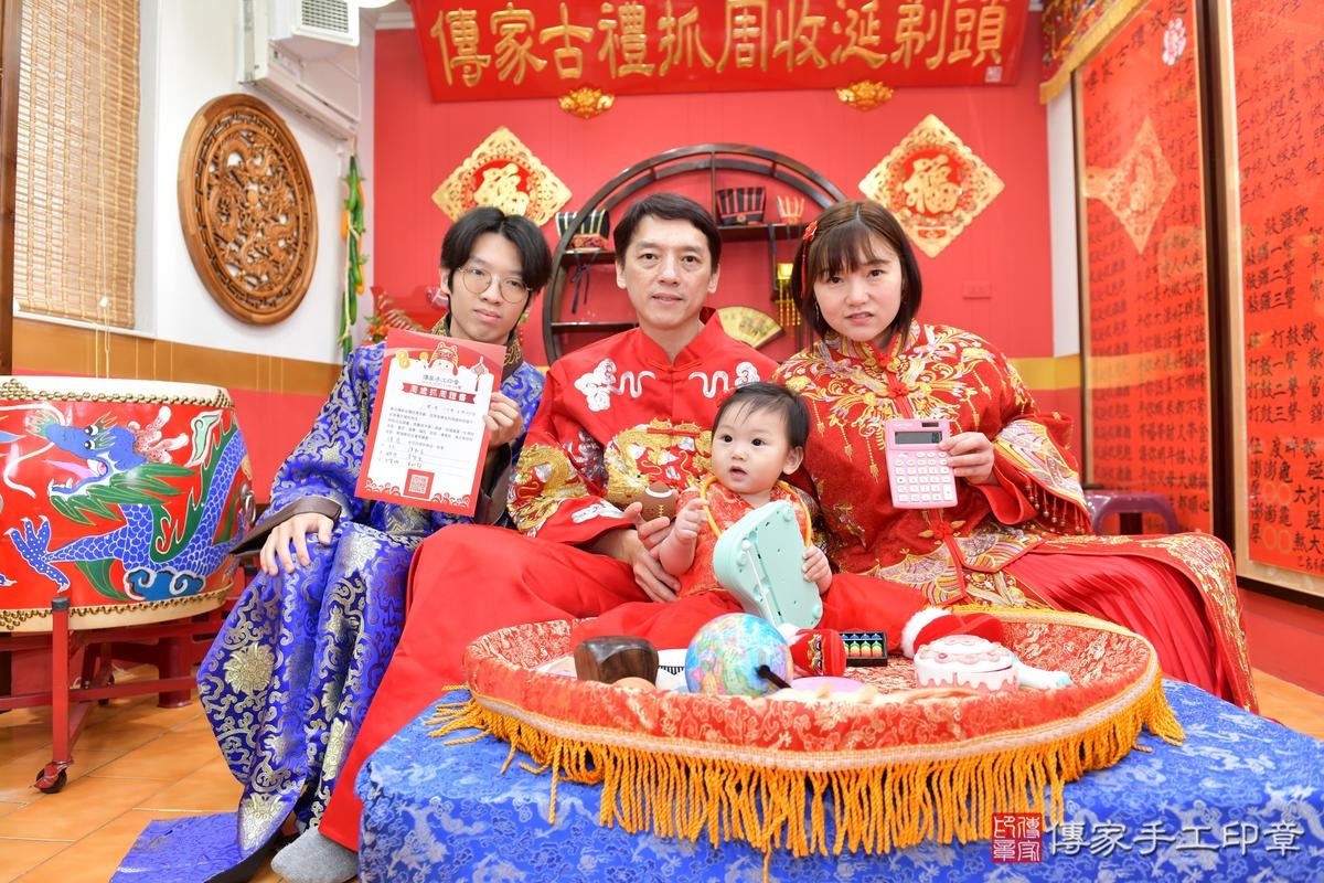 傳家手工印章桃園店、抓周、度晬、中國風會場、抓周道具物品、抓周證書、滿周歲、恩恩寶寶、桃園市、拍照、生日快樂
