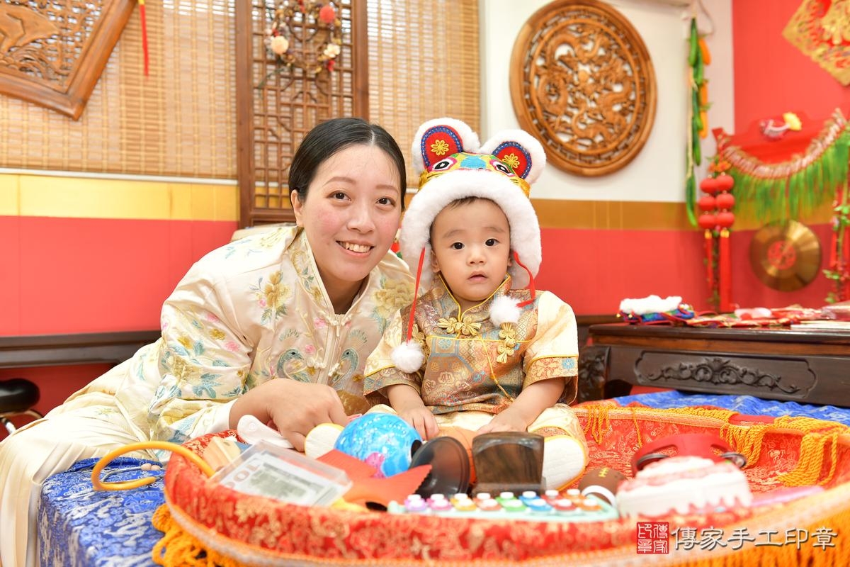 傳家手工印章桃園店、抓周、度晬、中國風會場、抓周道具物品、抓周證書、滿周歲、銓銓寶寶、桃園市、拍照、生日快樂