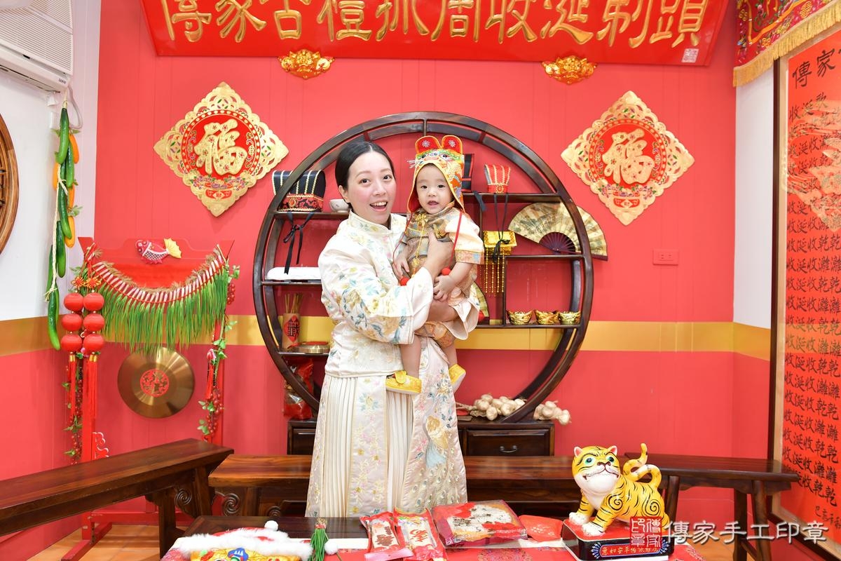 傳家手工印章桃園店、抓周、度晬、中國風會場、抓周道具物品、抓周證書、滿周歲、銓銓寶寶、桃園市、拍照、生日快樂