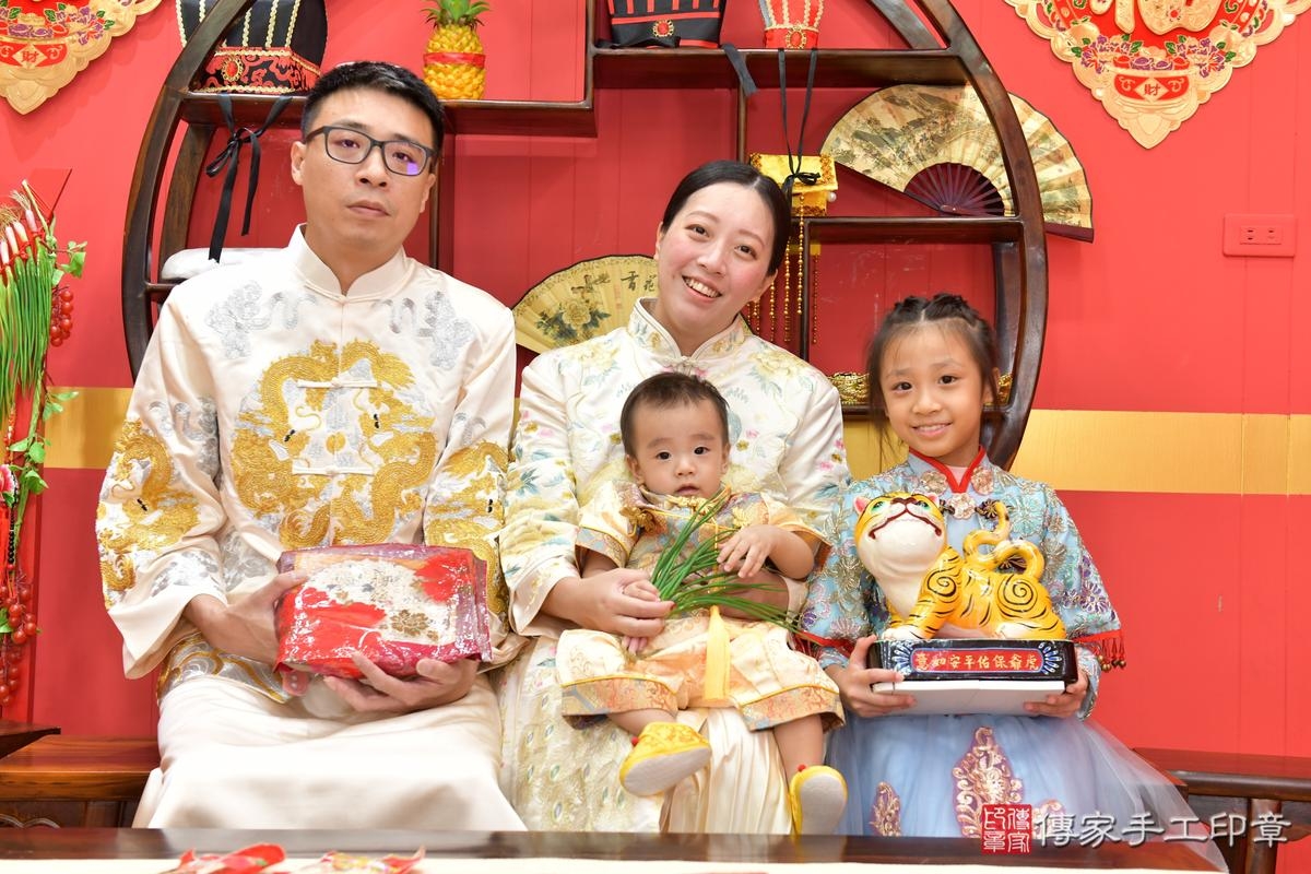 傳家手工印章桃園店、抓周、度晬、中國風會場、抓周道具物品、抓周證書、滿周歲、銓銓寶寶、桃園市、拍照、生日快樂