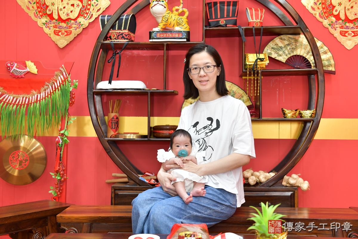 傳家手工印章桃園店、剃頭、滿月、剃胎毛、剃頭十禮、甯甯寶寶、桃園市、拍照、生日快樂