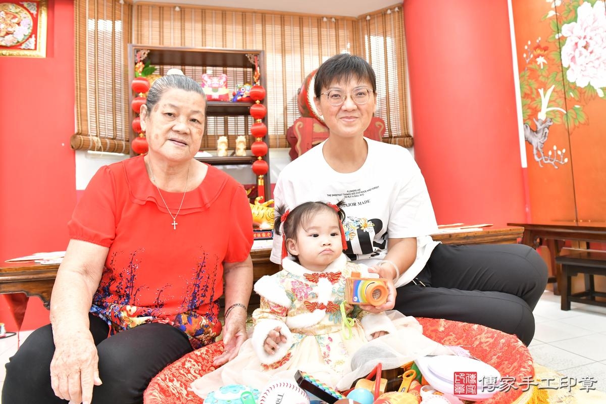 傳家手工印章高雄店、美式抓周、抓周道具、未來職業、滿周歲、恩恩寶寶、高雄市、拍照、生日快樂