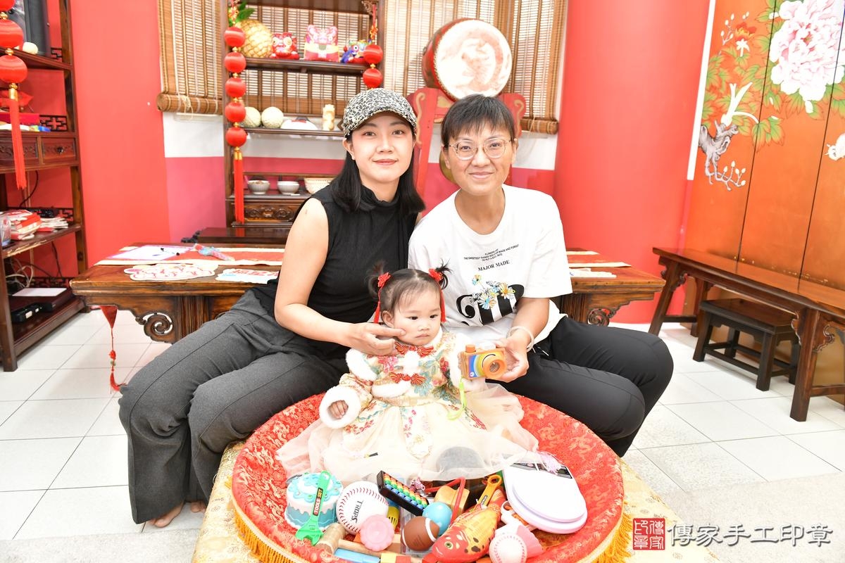 傳家手工印章高雄店、美式抓周、抓周道具、未來職業、滿周歲、恩恩寶寶、高雄市、拍照、生日快樂