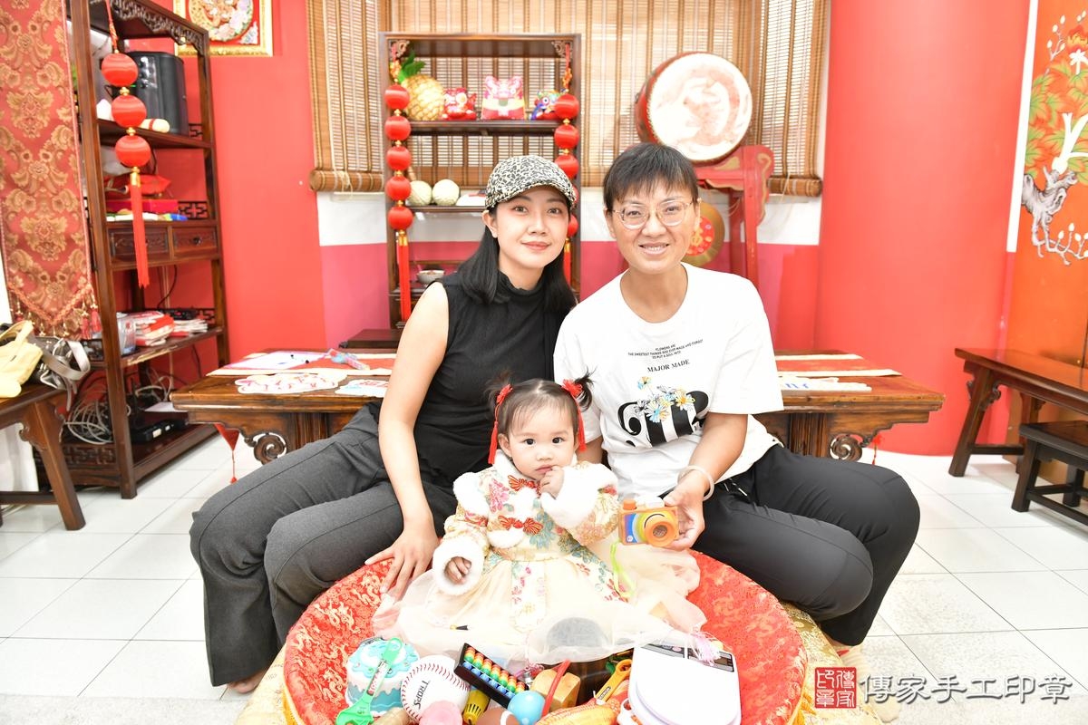 傳家手工印章高雄店、美式抓周、抓周道具、未來職業、滿周歲、恩恩寶寶、高雄市、拍照、生日快樂