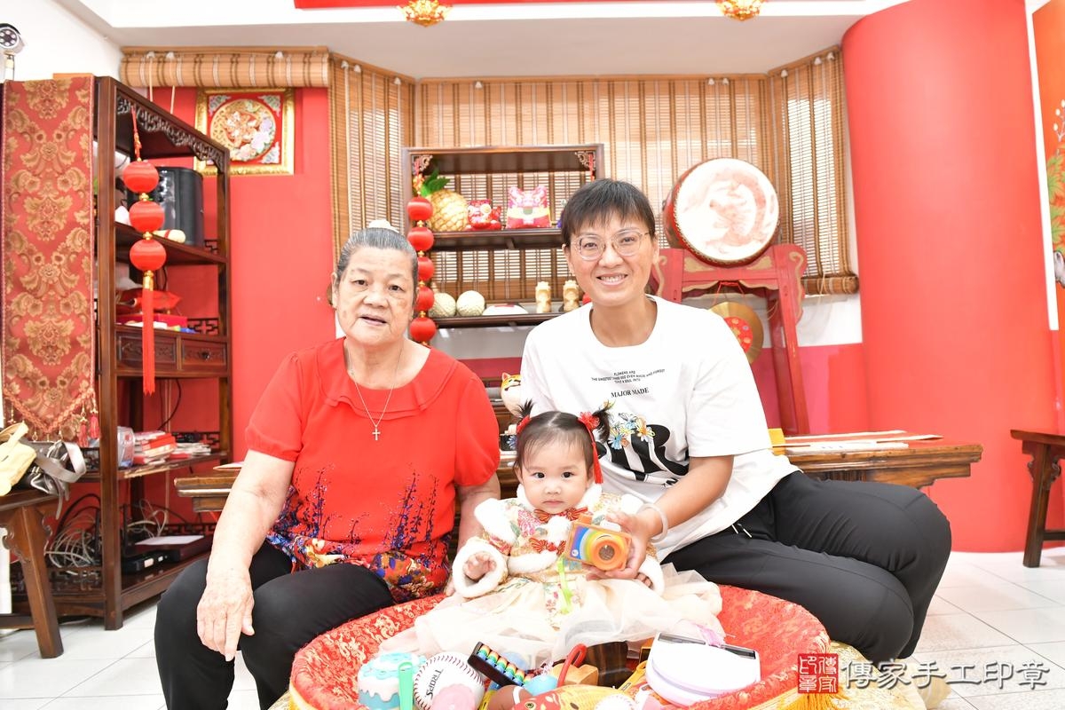 傳家手工印章高雄店、美式抓周、抓周道具、未來職業、滿周歲、恩恩寶寶、高雄市、拍照、生日快樂
