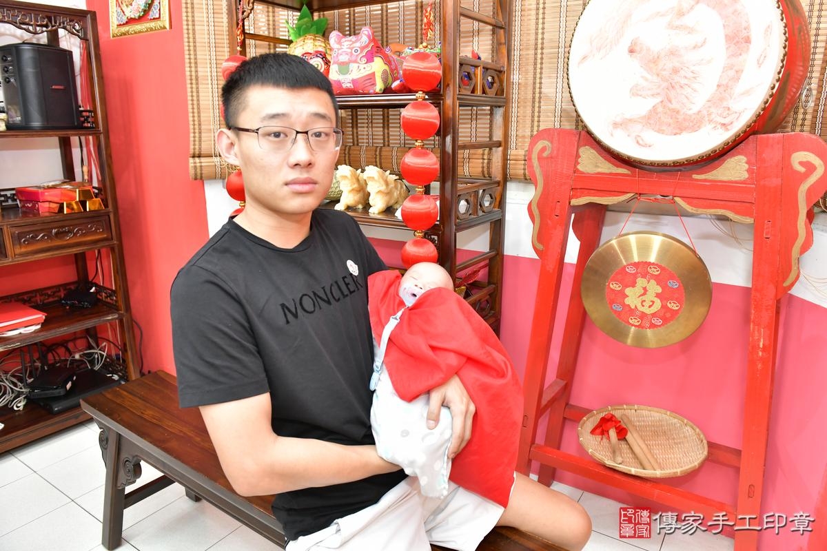 傳家手工印章高雄店、剃頭、滿月、剃胎毛、剃頭十禮、小雨寶寶、高雄市、拍照、生日快樂