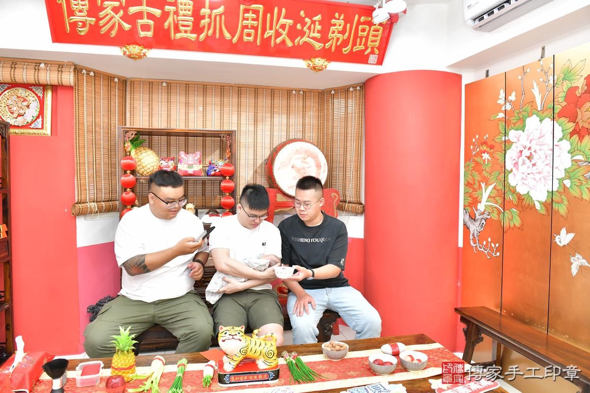 傳家手工印章高雄店、剃頭、滿月、剃胎毛、剃頭十禮、小雨寶寶、高雄市、拍照、生日快樂