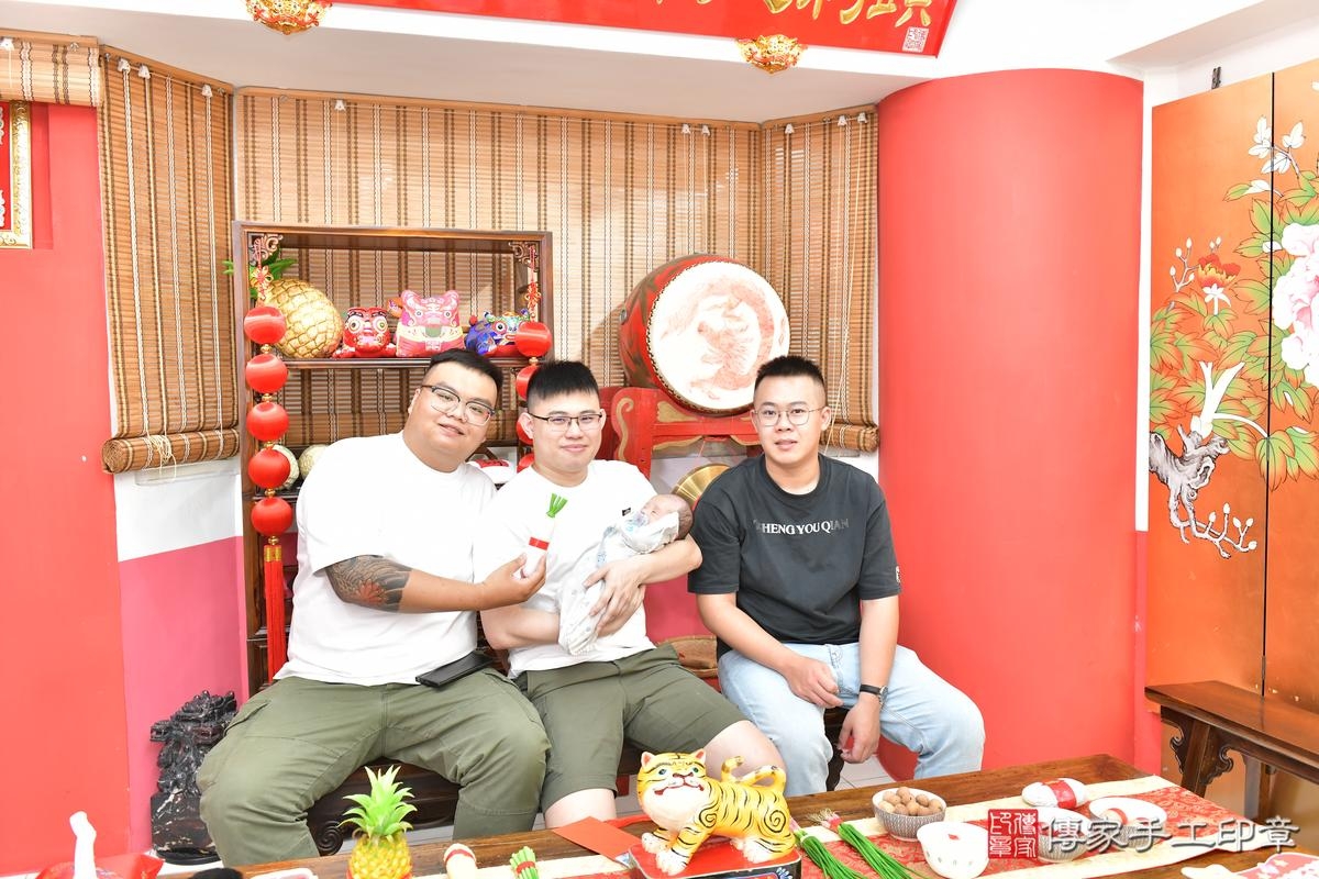 傳家手工印章高雄店、剃頭、滿月、剃胎毛、剃頭十禮、小雨寶寶、高雄市、拍照、生日快樂