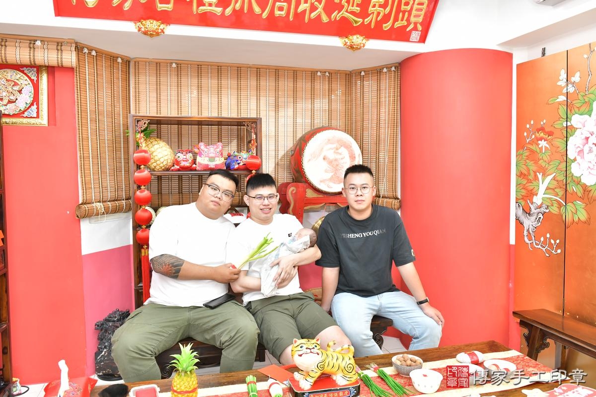 傳家手工印章高雄店、剃頭、滿月、剃胎毛、剃頭十禮、小雨寶寶、高雄市、拍照、生日快樂