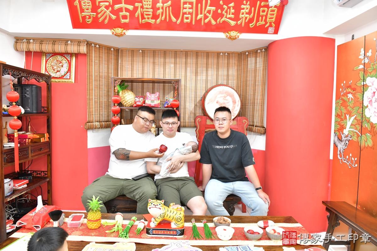傳家手工印章高雄店、剃頭、滿月、剃胎毛、剃頭十禮、小雨寶寶、高雄市、拍照、生日快樂