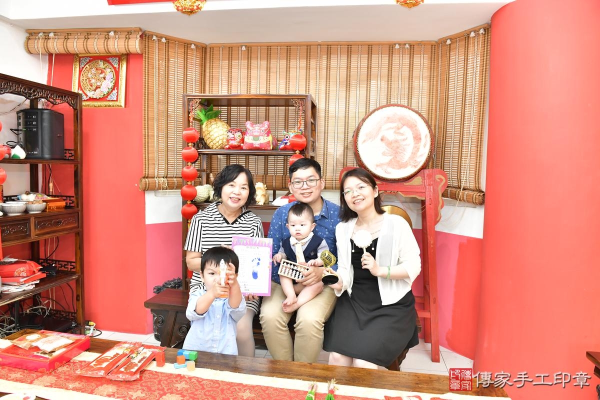 傳家手工印章高雄店、美式抓周、抓周道具、未來職業、滿周歲、丞丞寶寶、高雄市、拍照、生日快樂 傳家手工印章高雄店、美式抓周、抓周道具、未來職業、滿周歲、丞丞寶寶、高雄市、拍照、生日快樂