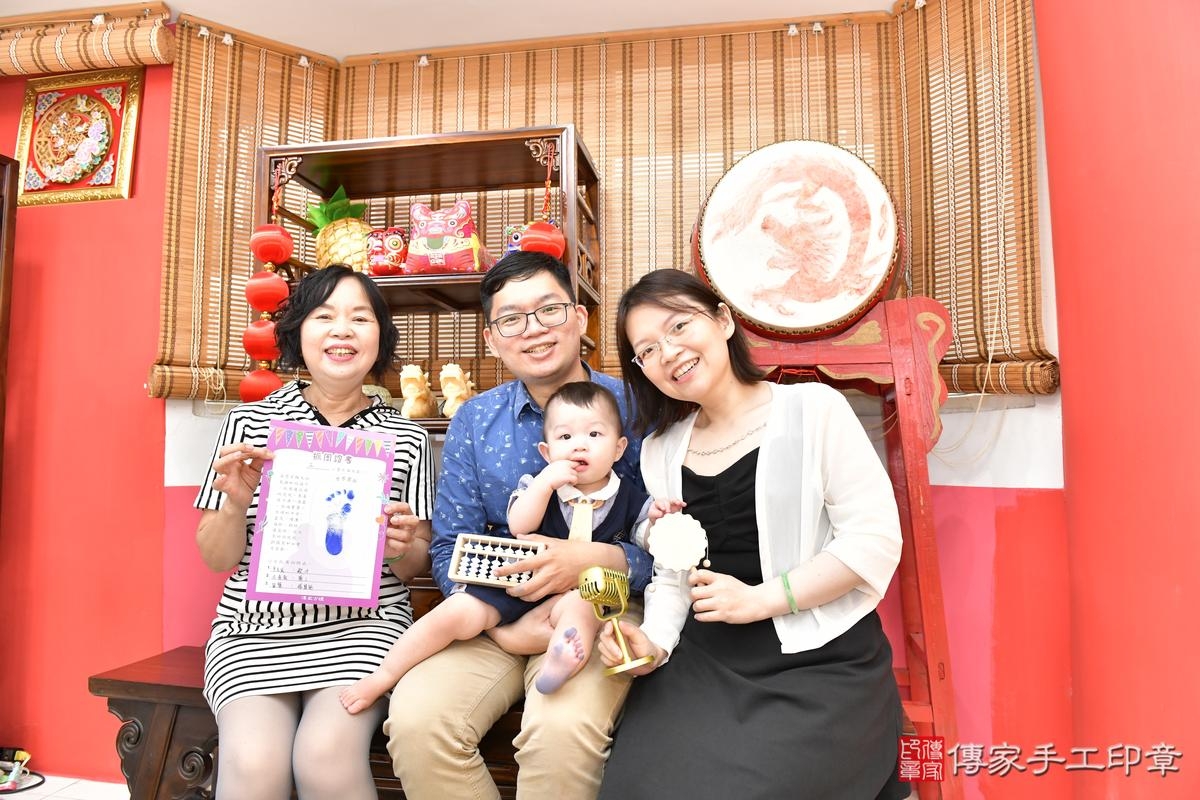 傳家手工印章高雄店、美式抓周、抓周道具、未來職業、滿周歲、丞丞寶寶、高雄市、拍照、生日快樂 傳家手工印章高雄店、美式抓周、抓周道具、未來職業、滿周歲、丞丞寶寶、高雄市、拍照、生日快樂
