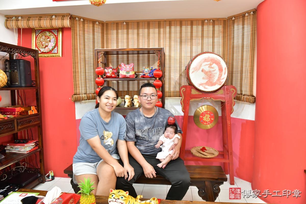 傳家手工印章高雄店、剃頭、滿月、剃胎毛、剃頭十禮、小聖寶寶、高雄市、拍照、生日快樂