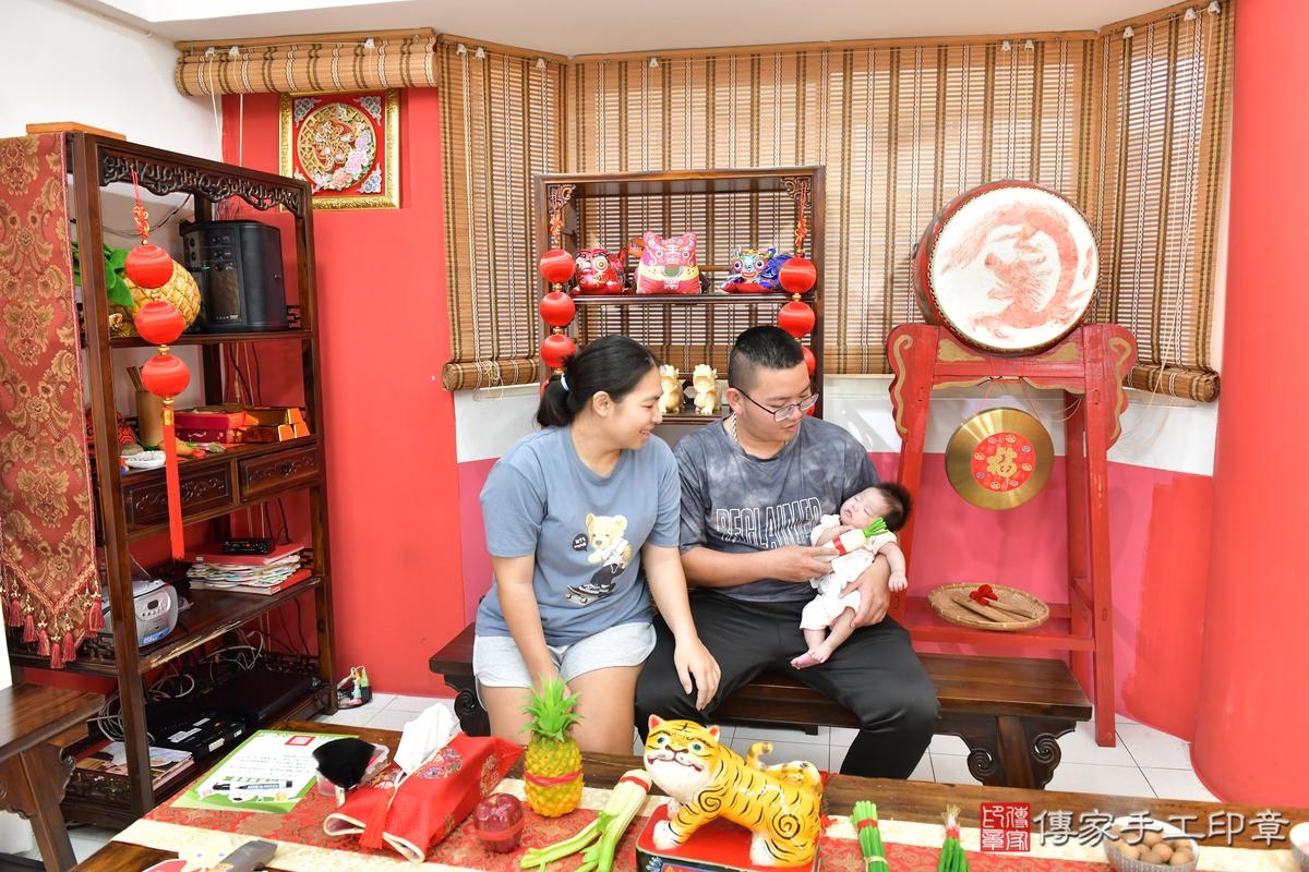 傳家手工印章高雄店、剃頭、滿月、剃胎毛、剃頭十禮、小聖寶寶、高雄市、拍照、生日快樂