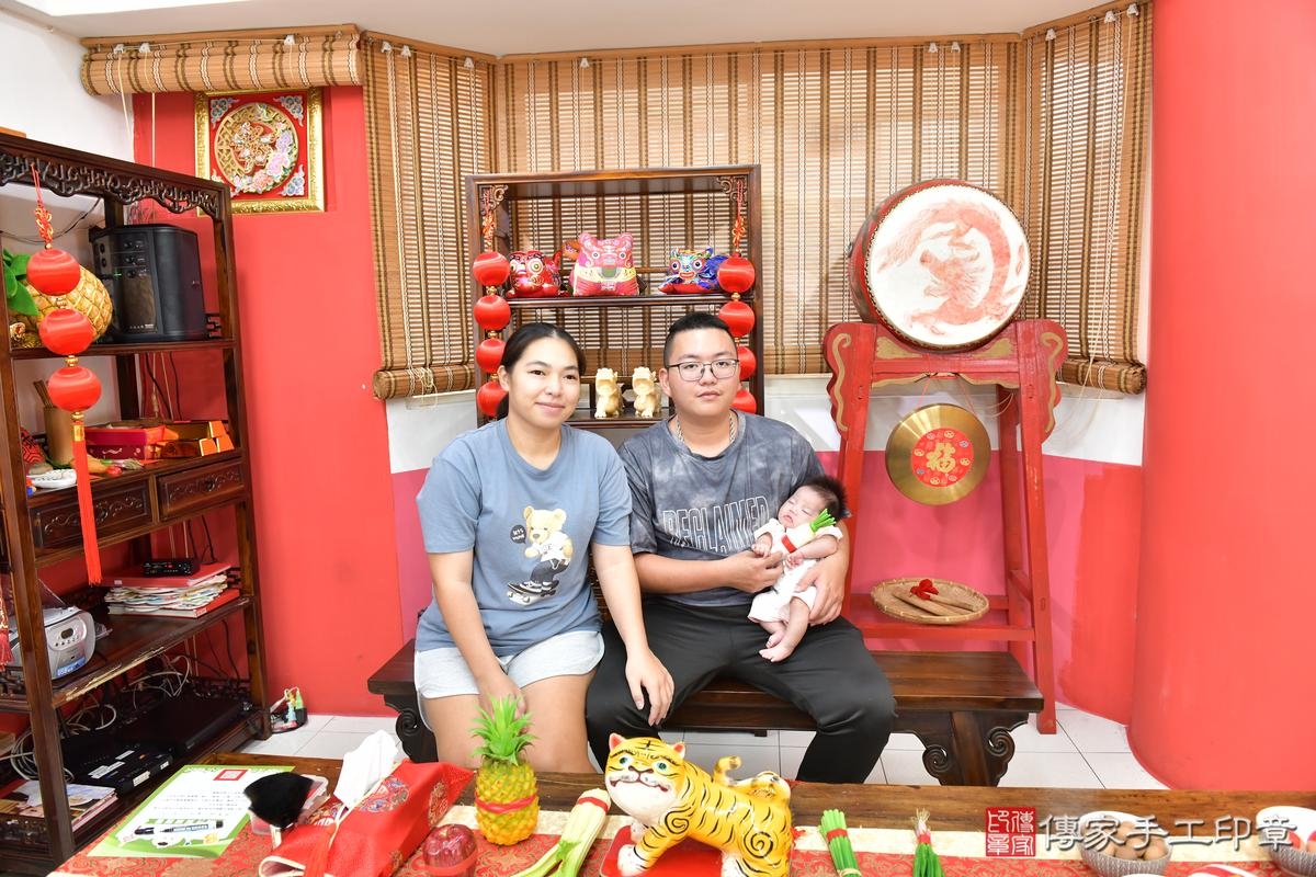 傳家手工印章高雄店、剃頭、滿月、剃胎毛、剃頭十禮、小聖寶寶、高雄市、拍照、生日快樂