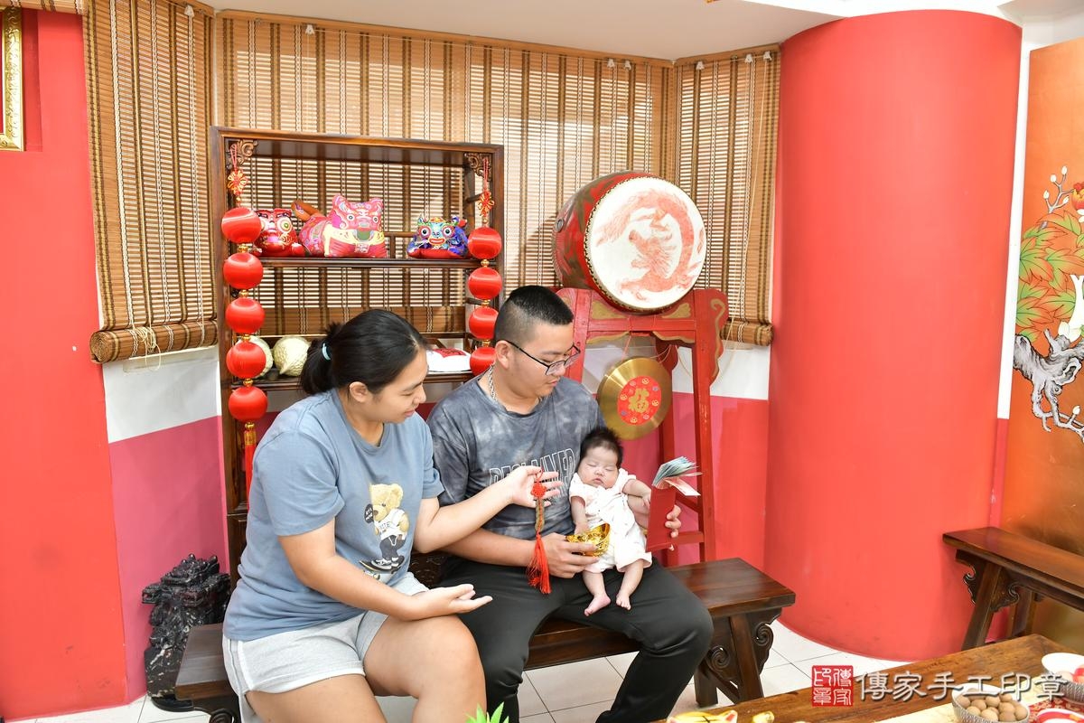 傳家手工印章高雄店、剃頭、滿月、剃胎毛、剃頭十禮、小聖寶寶、高雄市、拍照、生日快樂