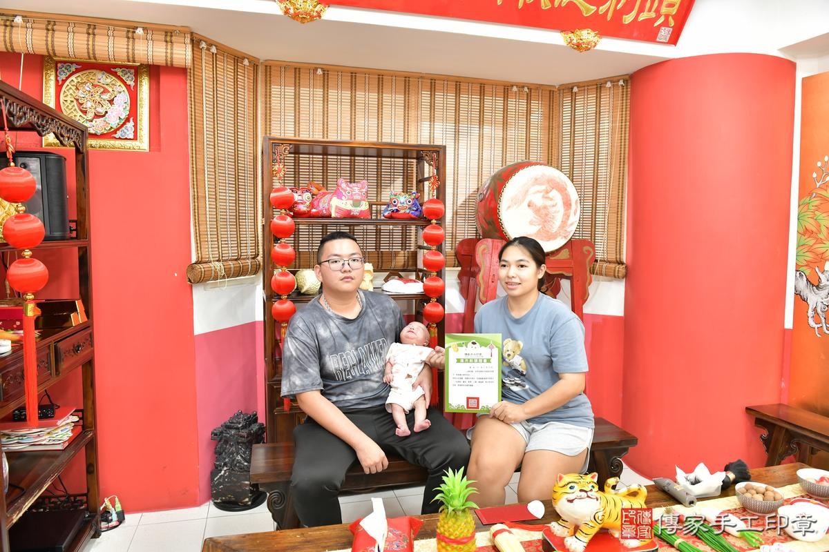 傳家手工印章高雄店、剃頭、滿月、剃胎毛、剃頭十禮、小聖寶寶、高雄市、拍照、生日快樂