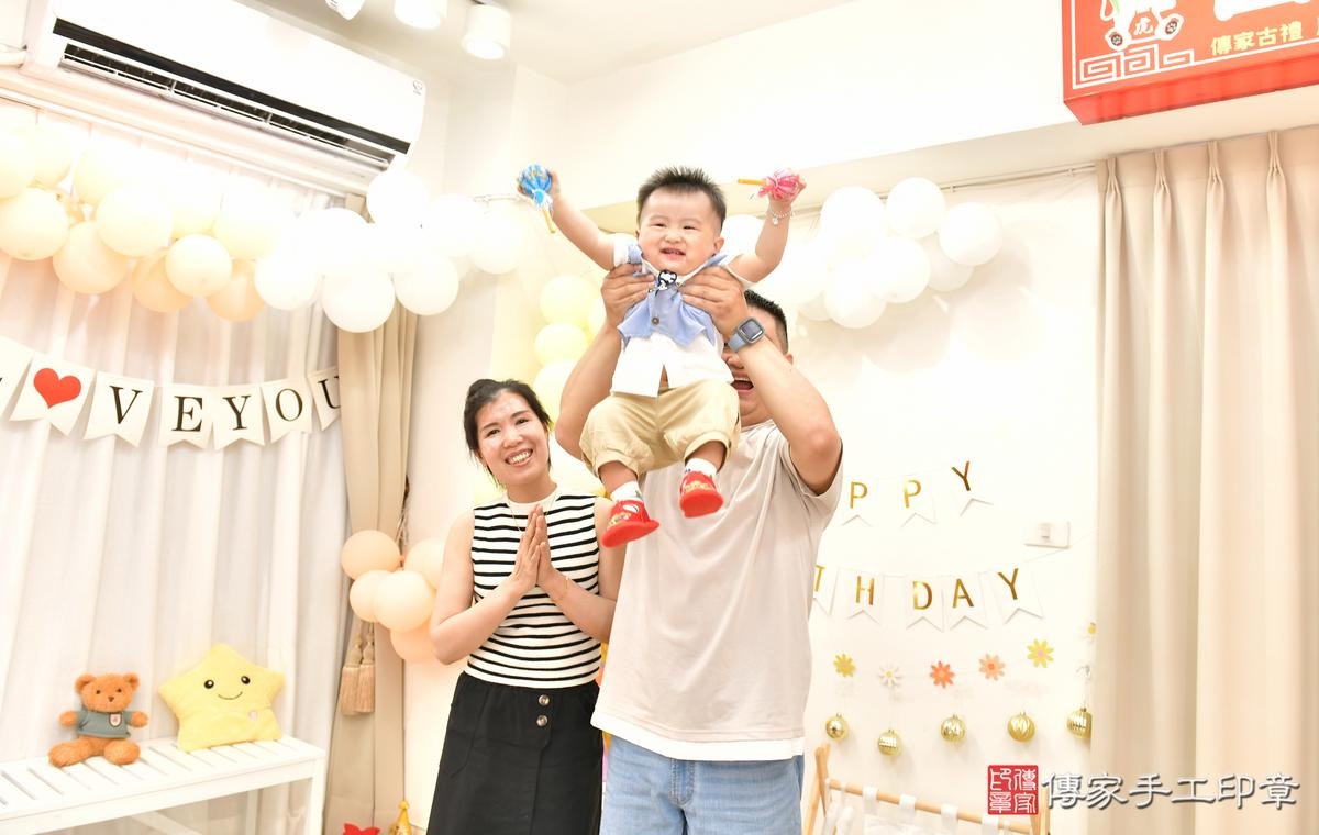 傳家手工印章高雄店、美式抓周、抓周道具、未來職業、滿周歲、恩恩寶寶、高雄市、拍照、生日快樂 傳家手工印章高雄店、美式抓周、抓周道具、未來職業、滿周歲、恩恩寶寶、高雄市、拍照、生日快樂