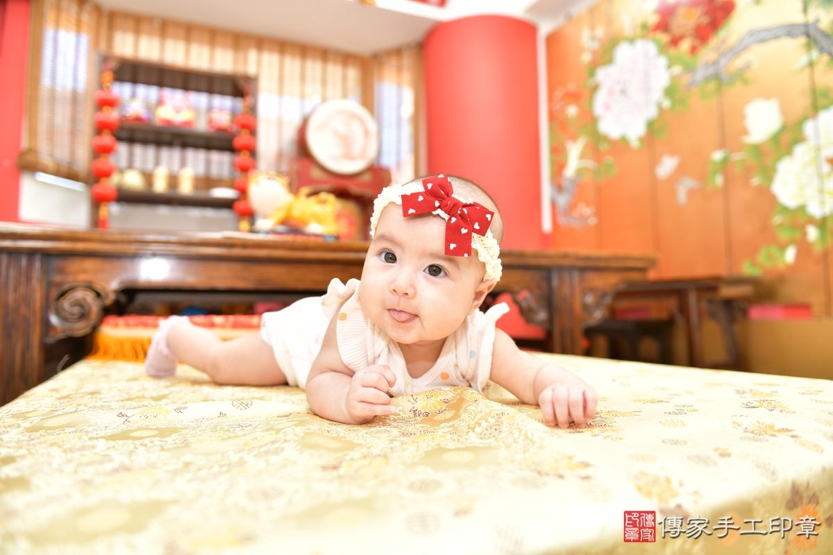傳家手工印章高雄店、收涎、四個月、收涎餅、吉祥話、緁緁 瑜瑜寶寶、高雄市、拍照、生日快樂