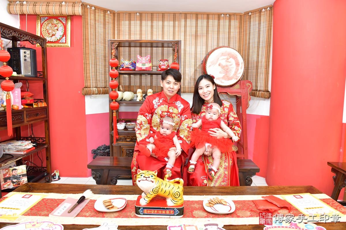 傳家手工印章高雄店、收涎、四個月、收涎餅、吉祥話、緁緁 瑜瑜寶寶、高雄市、拍照、生日快樂