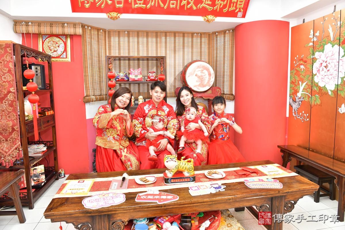 傳家手工印章高雄店、收涎、四個月、收涎餅、吉祥話、緁緁 瑜瑜寶寶、高雄市、拍照、生日快樂