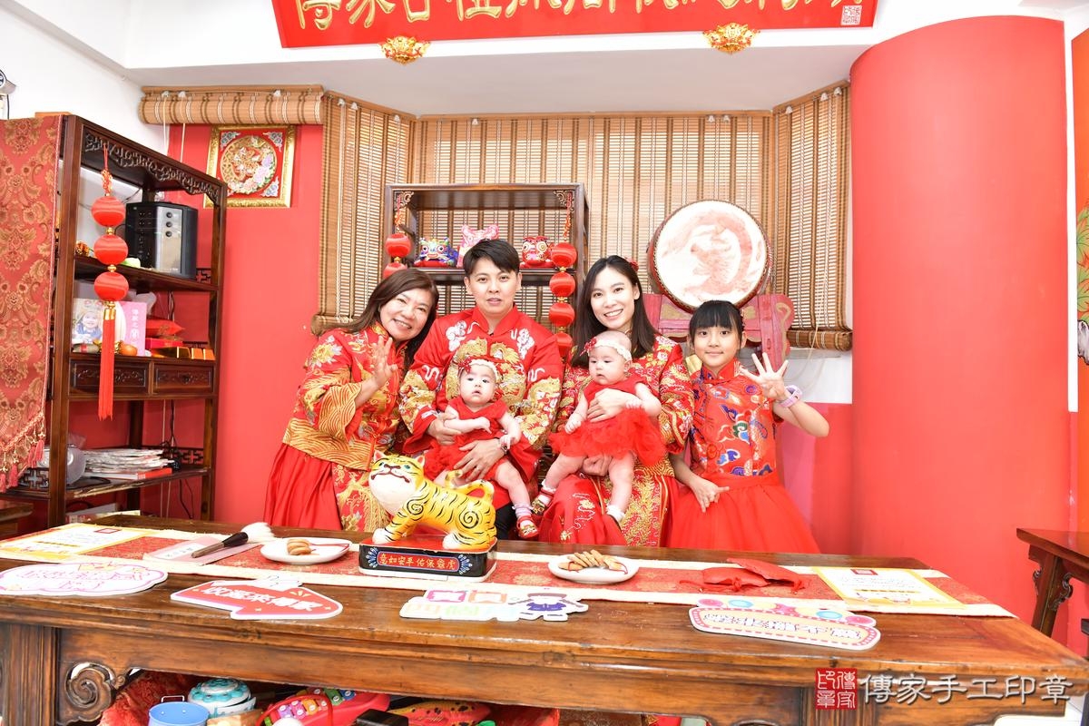 傳家手工印章高雄店、收涎、四個月、收涎餅、吉祥話、緁緁 瑜瑜寶寶、高雄市、拍照、生日快樂