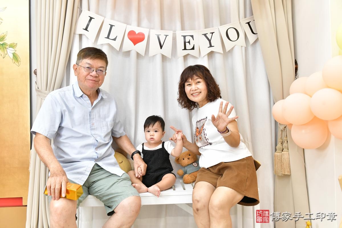 傳家手工印章高雄店、美式抓周、抓周道具、未來職業、滿周歲、小延寶寶、高雄市、拍照、生日快樂 傳家手工印章高雄店、美式抓周、抓周道具、未來職業、滿周歲、小延寶寶、高雄市、拍照、生日快樂