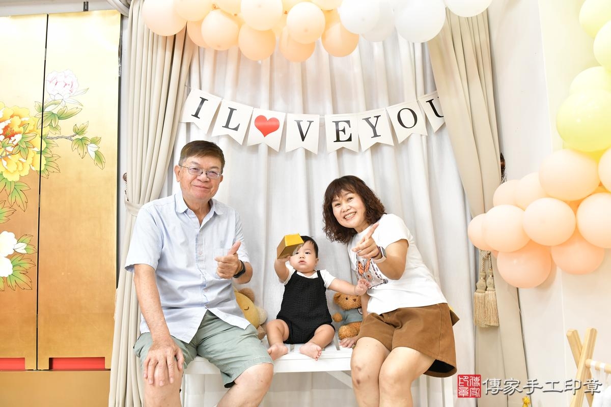 傳家手工印章高雄店、美式抓周、抓周道具、未來職業、滿周歲、小延寶寶、高雄市、拍照、生日快樂 傳家手工印章高雄店、美式抓周、抓周道具、未來職業、滿周歲、小延寶寶、高雄市、拍照、生日快樂