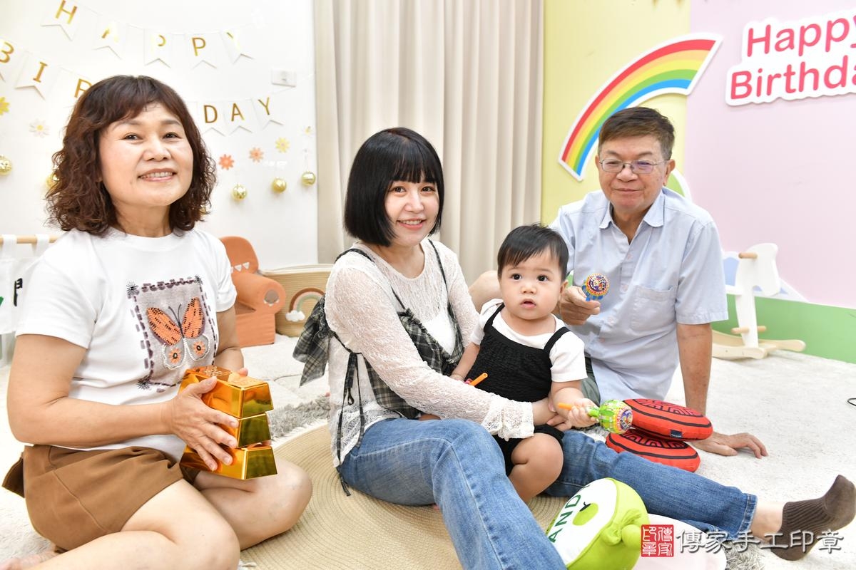 傳家手工印章高雄店、美式抓周、抓周道具、未來職業、滿周歲、小延寶寶、高雄市、拍照、生日快樂 傳家手工印章高雄店、美式抓周、抓周道具、未來職業、滿周歲、小延寶寶、高雄市、拍照、生日快樂