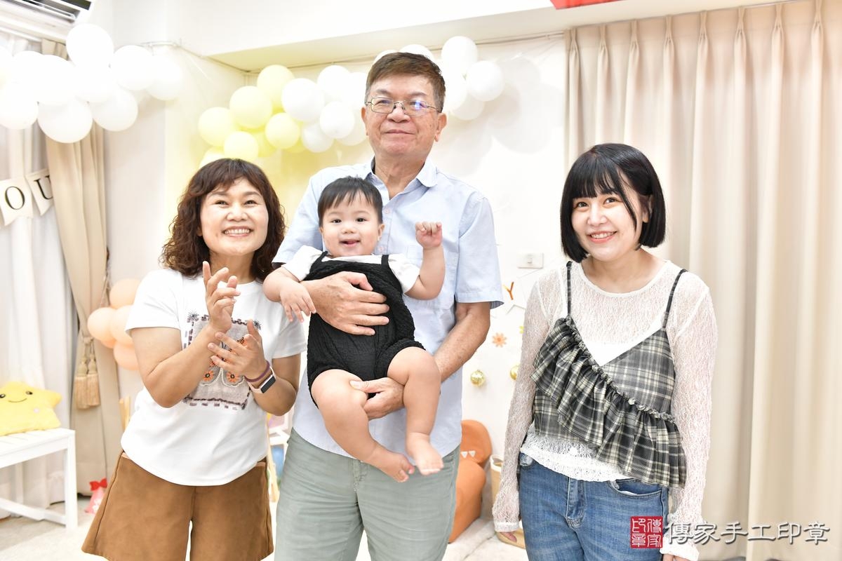 傳家手工印章高雄店、美式抓周、抓周道具、未來職業、滿周歲、小延寶寶、高雄市、拍照、生日快樂 傳家手工印章高雄店、美式抓周、抓周道具、未來職業、滿周歲、小延寶寶、高雄市、拍照、生日快樂