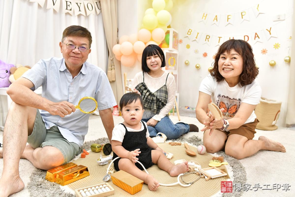 傳家手工印章高雄店、美式抓周、抓周道具、未來職業、滿周歲、小延寶寶、高雄市、拍照、生日快樂 傳家手工印章高雄店、美式抓周、抓周道具、未來職業、滿周歲、小延寶寶、高雄市、拍照、生日快樂