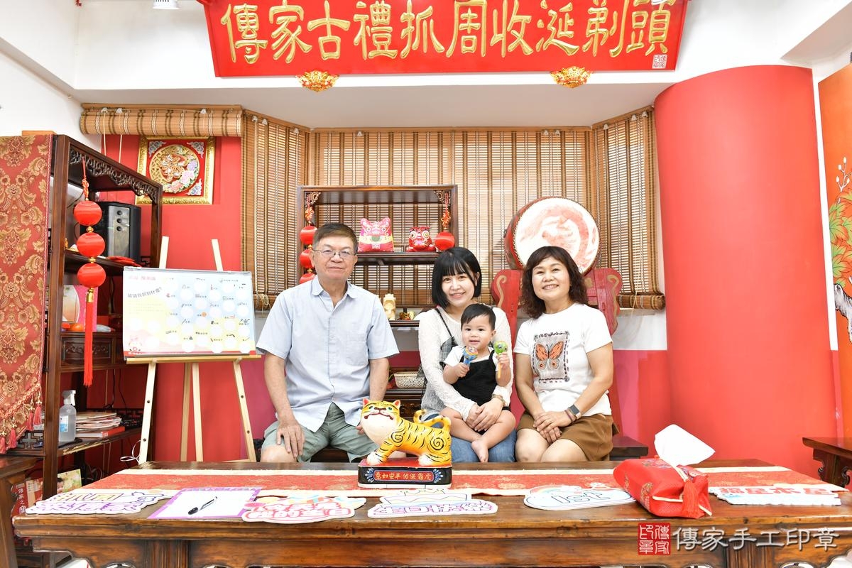 傳家手工印章高雄店、美式抓周、抓周道具、未來職業、滿周歲、小延寶寶、高雄市、拍照、生日快樂 傳家手工印章高雄店、美式抓周、抓周道具、未來職業、滿周歲、小延寶寶、高雄市、拍照、生日快樂