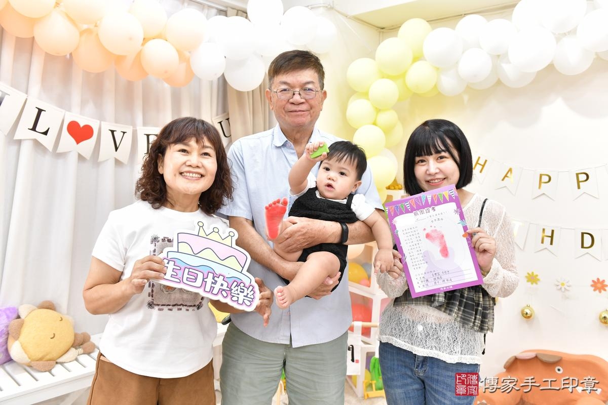 傳家手工印章高雄店、美式抓周、抓周道具、未來職業、滿周歲、小延寶寶、高雄市、拍照、生日快樂 傳家手工印章高雄店、美式抓周、抓周道具、未來職業、滿周歲、小延寶寶、高雄市、拍照、生日快樂