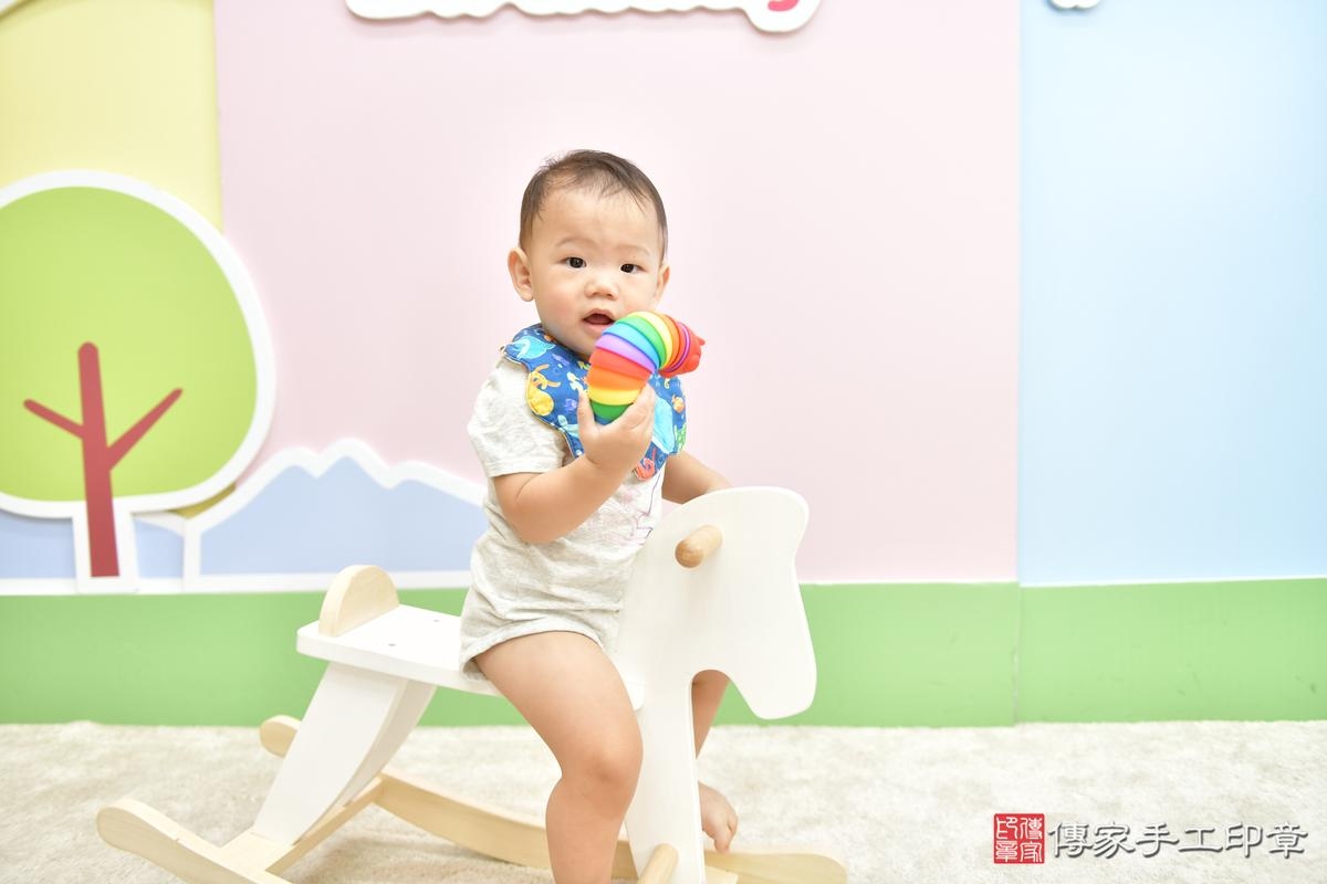 傳家手工印章高雄店、美式抓周、抓周道具、未來職業、滿周歲、翔翔寶寶、高雄市、拍照、生日快樂 傳家手工印章高雄店、美式抓周、抓周道具、未來職業、滿周歲、翔翔寶寶、高雄市、拍照、生日快樂