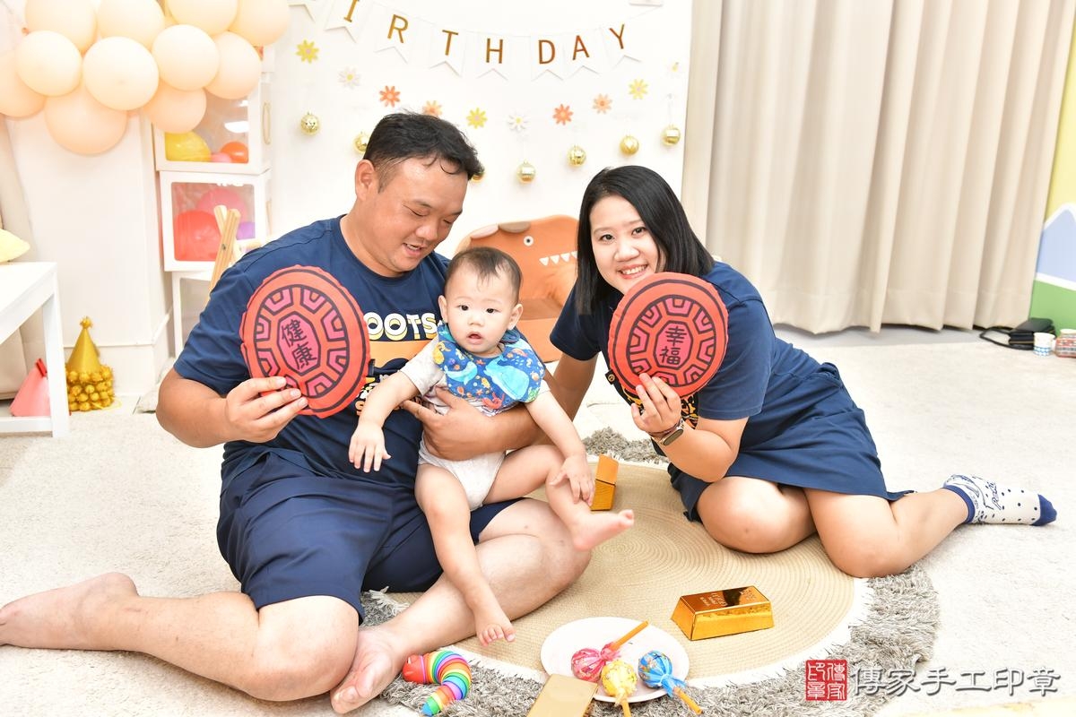 傳家手工印章高雄店、美式抓周、抓周道具、未來職業、滿周歲、翔翔寶寶、高雄市、拍照、生日快樂 傳家手工印章高雄店、美式抓周、抓周道具、未來職業、滿周歲、翔翔寶寶、高雄市、拍照、生日快樂
